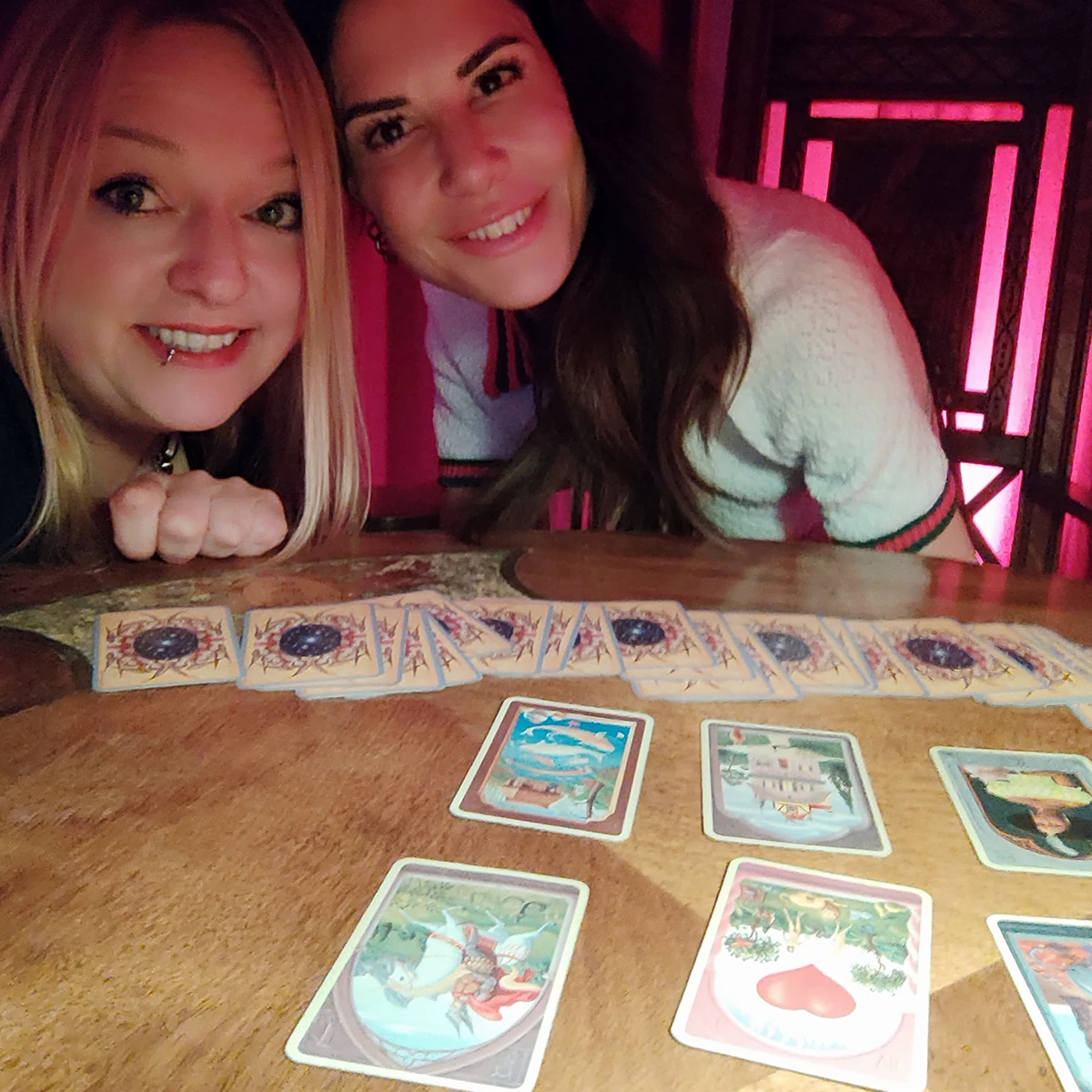 Julia Stoschek und Lia von yourkarma Tarot beim Kartenlegen