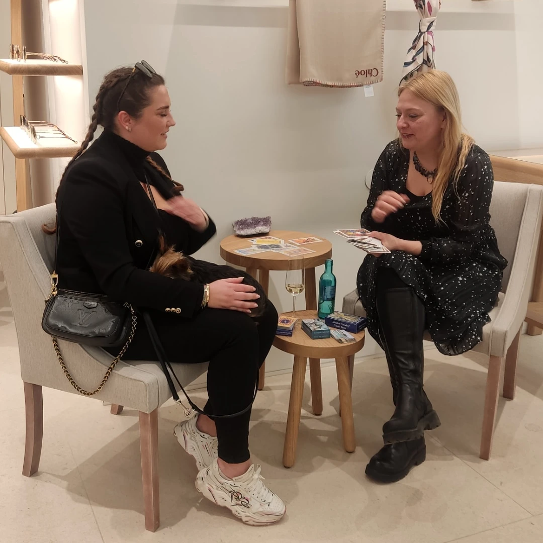 Lia von yourkarma Tarot im KaDeWe beim Kartenlegen im Chloe Shop