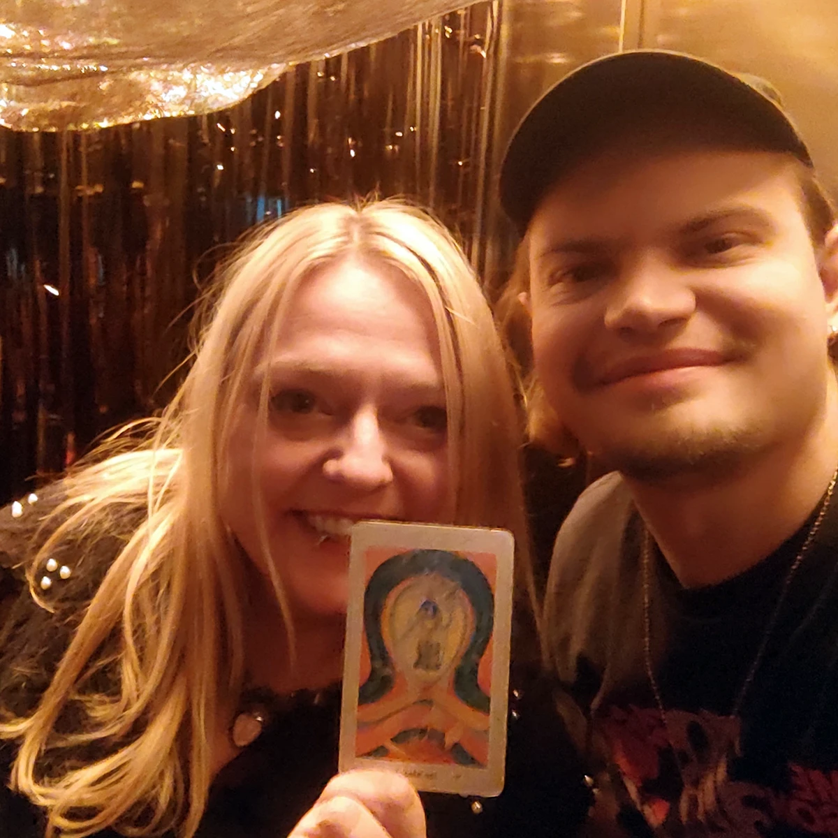 Lia von yourkarma Tarot im KaDeWe beim Kartenlegen im Chloe Shop